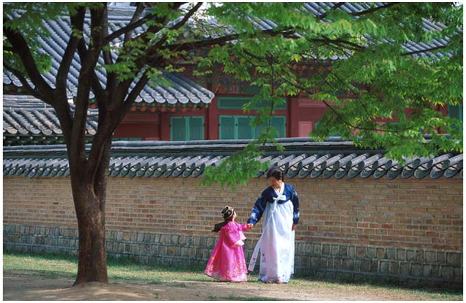 Du lịch Hàn Quốc: Seoul – Everland – Nami – Seoul trải nghiệm với bộ trang Hanbok truyền thống của người Hàn, được ăn những món ăn mang đậm hương vị của xứ sở kim chi
